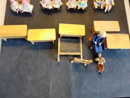 Ganz alte puppenstube schule - ganz,