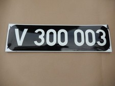 Emaille -Lokschild V 300 003 der Wismut AG (ca. 72 x 20 cm ) mit Buch vom EK