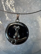 Anhänger: "Katze im Mond" Halbedelstein auf Metall mit Halsreif 