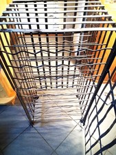 Uralter Weinschrank aus Eisen