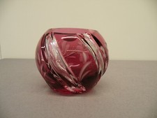 Sehr schöne kleine runde Kristall-Vase mit rotem Überfang, ca. 9 cm hoch