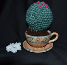 Kleiner, gehäkelter Kaktus, in Mocca-Tasse aus Steingut, Deko-Objekt Vintage