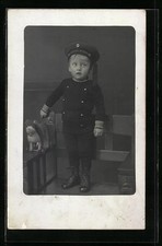 Junge im Matrosenanzug mit Spielzeug, Ansichtskarte 