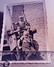 Altes Foto Kinder sitzen auf