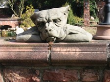 Mauer Fenster Hocker Gargoyle Hund Wächter groß Kunst Sandstein Antik Look H 81