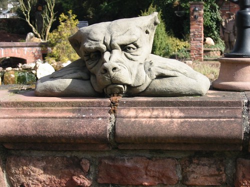 Mauer fenster hocker gargoyle - mauer,