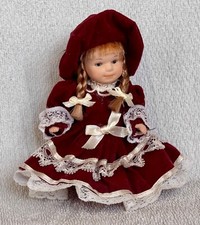 Künstlerpuppe Sammlerpuppe aus Porzellan mit Bekleidung, Grösse ca. 11 cm