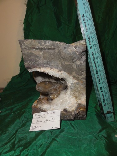 Druse basalt geode - in,