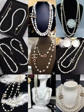 Perlenkette weiß, Kostüm