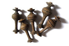 5x Antike kleine Holz Säulen Zierteil gedrechselt Vertiko Tisch Stuhl Uhr