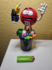 M&M Spender / Dispenser  Dosenfigur "Red mit Geschenk" auf M&M Berg