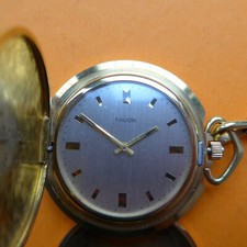 hübsche HALSKETTEN / TASCHEN