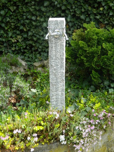Wasserzapfsäule aus granit - wasserzapfsäule,