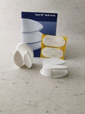 2 weiße Handtuch-Aufhänger