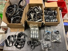 Großes Konvolut Rohrschellen mit Gummieinlage – verschiedene Größen