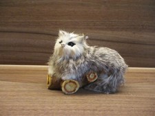 Kleine liegende Katze aus Kunstfell