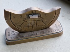 alte Sonnenuhr mit Halbscheibe