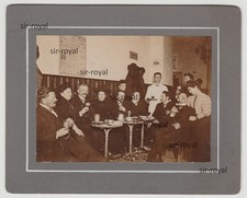 Gesellschaft im Eiscafe um