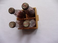 4 alte Coca-Cola Flaschen in Holzkiste. 40er-50er Jahre mit Metallkapsel