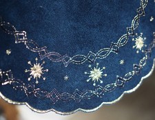 ovale Decke (A) dunkelblau goldfarben bestickt Sterne Weihn. oval ca. 48 x 34 cm