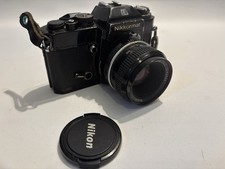 Nikon Nikkormat EL analoge Kleinbildkamera schwarz mit Nikon 50mm Objektiv