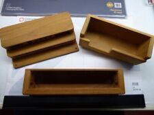 Teak Halterungen für Fernglas, Navigationsbesteck und Gläser oder Tassen.