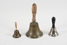 Q45A20- Konvolut 3x Tischglocke Metall ua Bronze mit Holzgriff