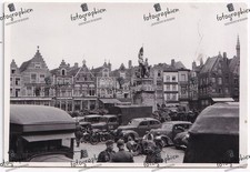 orginal Foto 2. Weltkrieg Belgien Frankreich Marktplatz Denkmal Kfz Pkw 1940