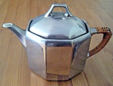 Edle Teekanne im Bauhaus-Stil