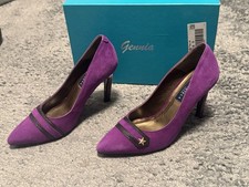 violette Wildleder-Pumps von