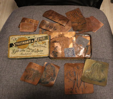 dachbodenfund alte Blechdose gefüllt mit mehreren Buchstaben und Mustervorlagen