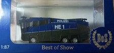 Polizei mit OVP Wasserwerfer