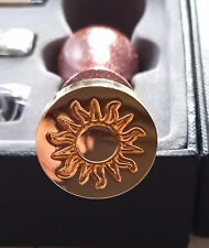 Siegelwachs-Set mit drei verschiedenfarbigem Siegelwachs und Petschaft "SONNE"