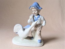 Porzellan-Figur "Junger Bauer mit Gans"
