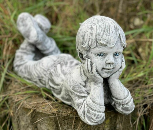 Steinfigur liegender junge - liegender,