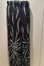 Rock aus Seide mit schwarzen und weißen Pailletten bestickt