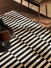 Gestreifter Wollteppich