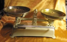 Antike Küchenwaage mit 2 Messingschalen