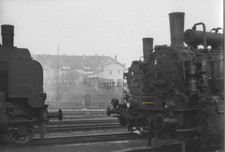 Foto Dampflok 94 2027, 94 2151 + 38.10 im Bw Löbau, um 1965, 10x15cm, echt