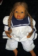 GÖTZ Carlos 89: Hübsche Vinyl Künstlerpuppe Hilka mit hübschen Matrosenkleid