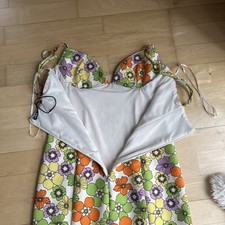 kleid zara XS 34 Blumig  Neu Ohne Etikett Sehr Schön Mit Einem Weißen T-Schirt