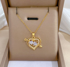 Goldene Halskette mit Herz und Pfeil– Zirkonia Anhänger – elegantes Design