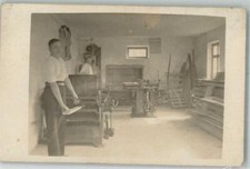 10719895 - Werkstatt Geraete Maschinen Privatfoto AK Schreiner 1920 bis 1930