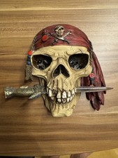 Deko Piraten Totenkopf/ -schädel mit herausziehbarem Dolch 15*15 cm