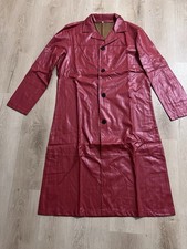 Langer, roter Herrenmantel aus