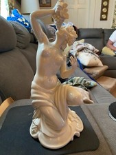 Neu Tettau Kneeling Lady