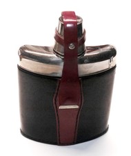 Flachmann in Leder-Etui schwarz/rot, teilw. versilbert, Becher innen vergoldet