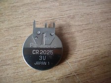 36 Stück Panasonic CR2025 3V Lithium Batterien mit vertikalem Halter im Blister