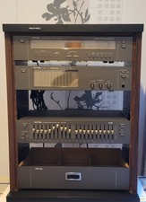 Rotel Rack mit Tuner, Equalizer & Spectrum Analyzer