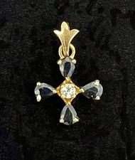 Exquisiter Kreuz-Anhänger aus